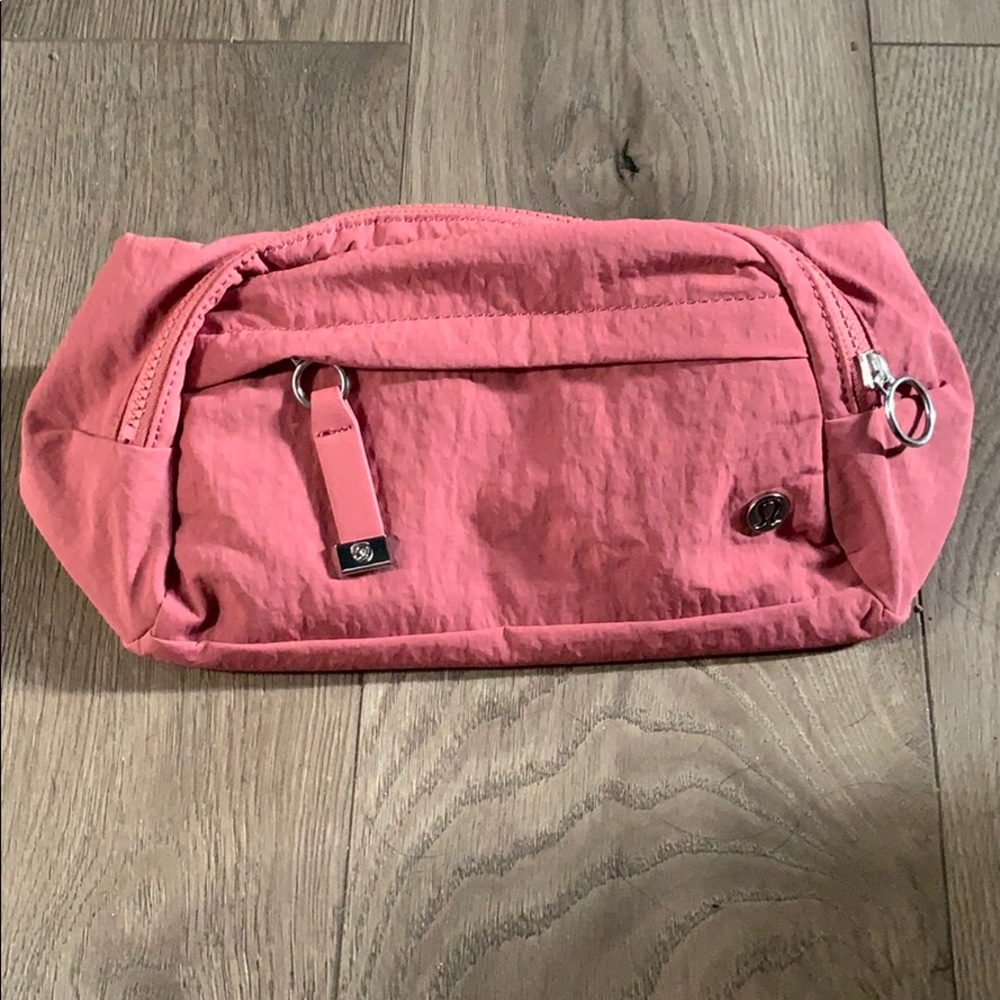 Lululemon belt bag (brand new)